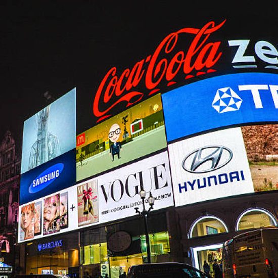 carteles y soportes publicitarios en el centro de una gran ciudad